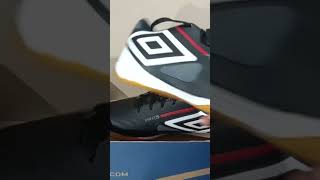 Chuteira Umbro Pro 5 Futsal [upl. by Ellerret]