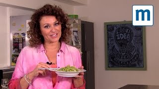 60second pesto with Nadia Sawalha [upl. by Agem]